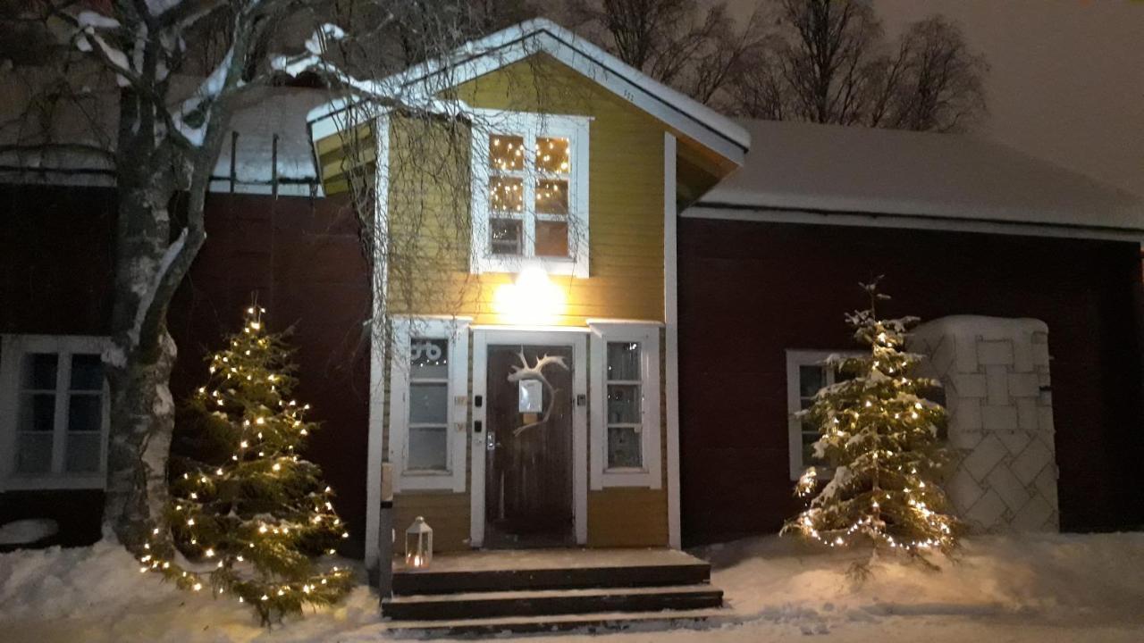 罗瓦涅米 Lauri Historical Log House Manor酒店 外观 照片