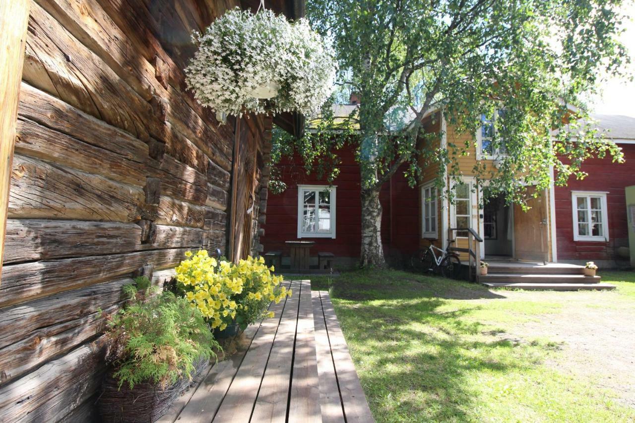 罗瓦涅米 Lauri Historical Log House Manor酒店 外观 照片